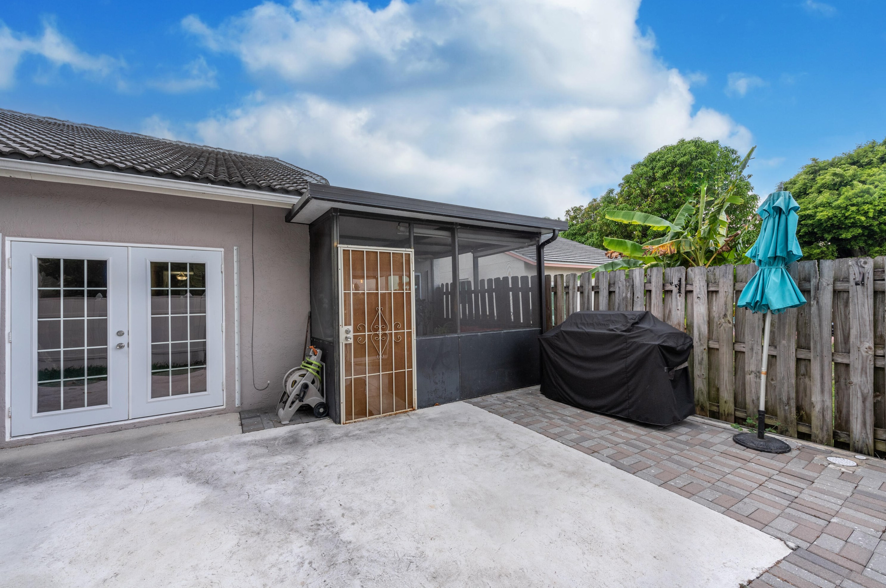 6025 Strawberry Lk Cir, Lake Worth FL  33463-6510 exterior