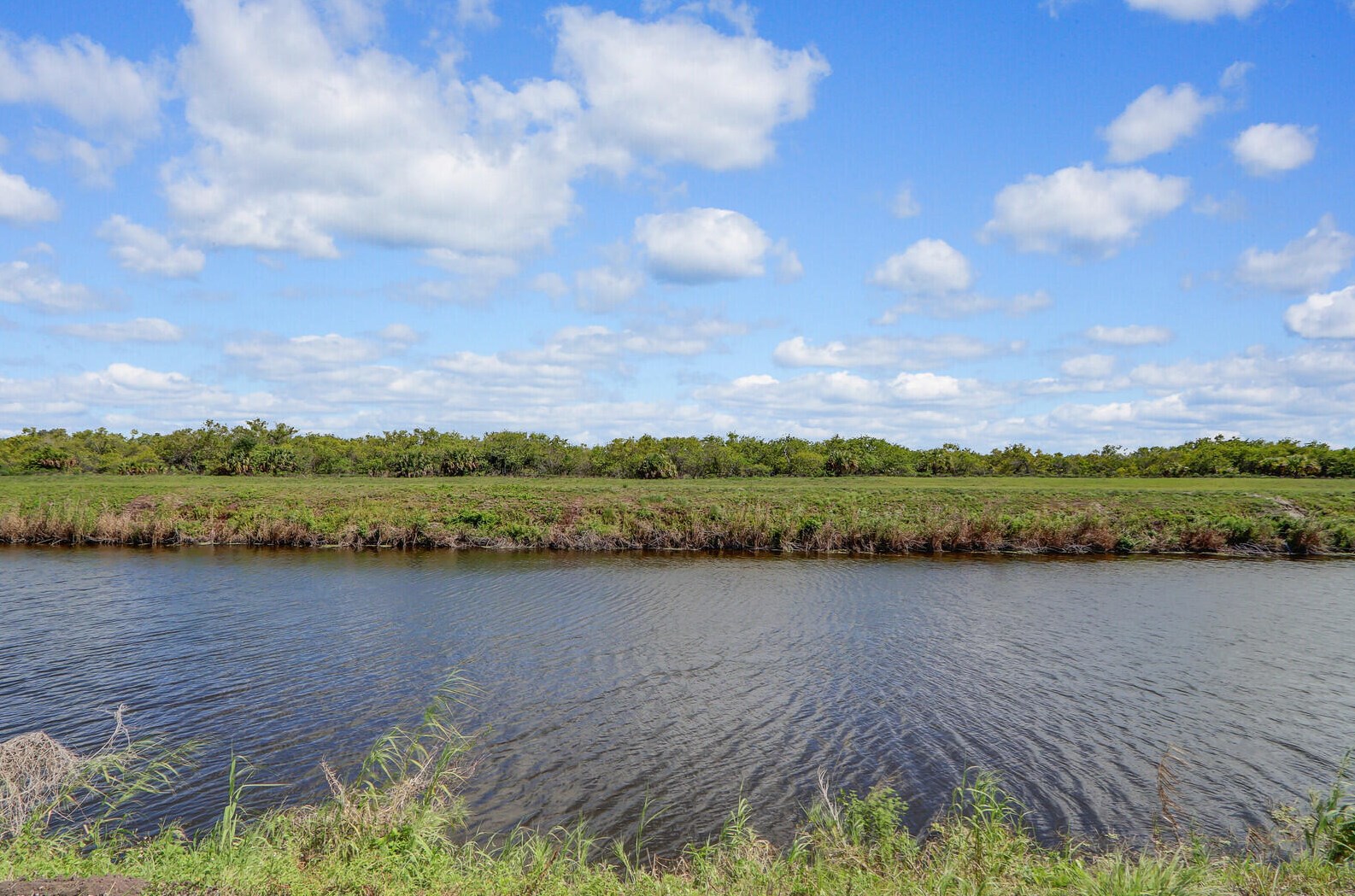 516 Bradshaw Cir, Fort Pierce FL  34953-5539 exterior