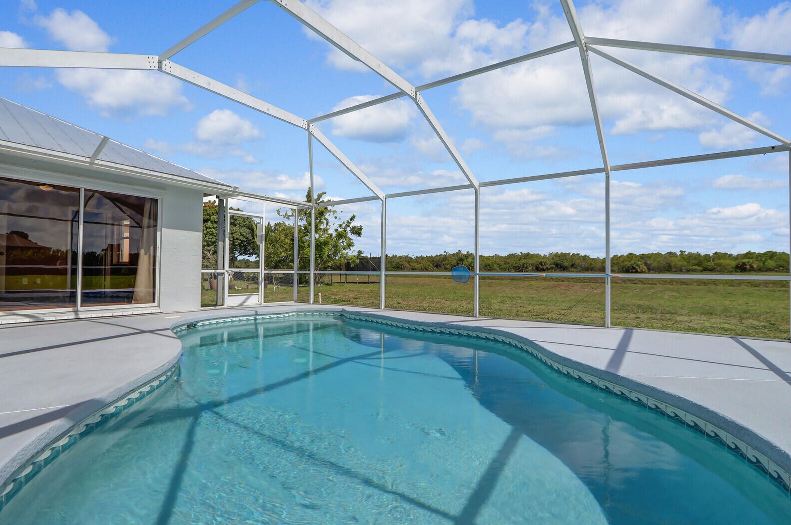 516 Bradshaw Cir, Fort Pierce FL  34953-5539 exterior