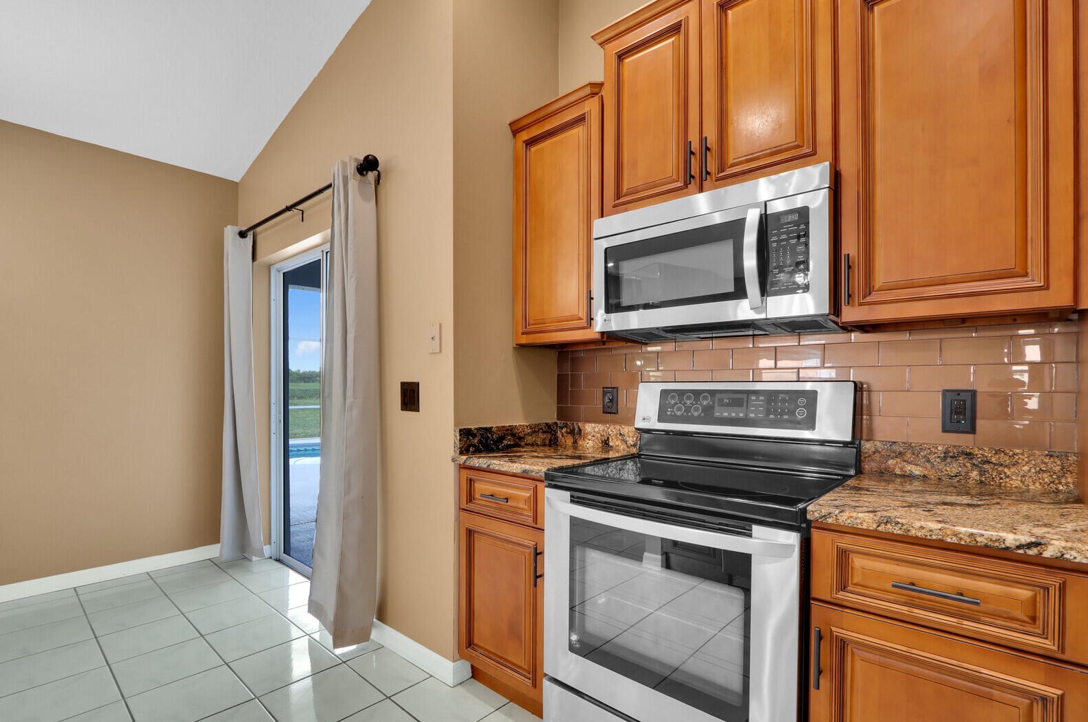 516 Bradshaw Cir, Fort Pierce FL  34953-5539 exterior