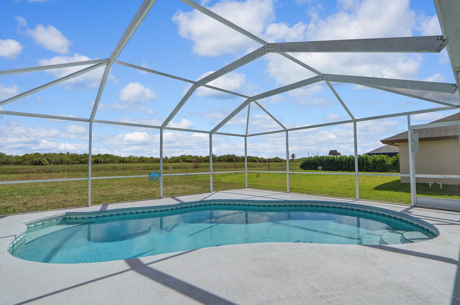 516 Bradshaw Cir, Fort Pierce FL  34953-5539 exterior