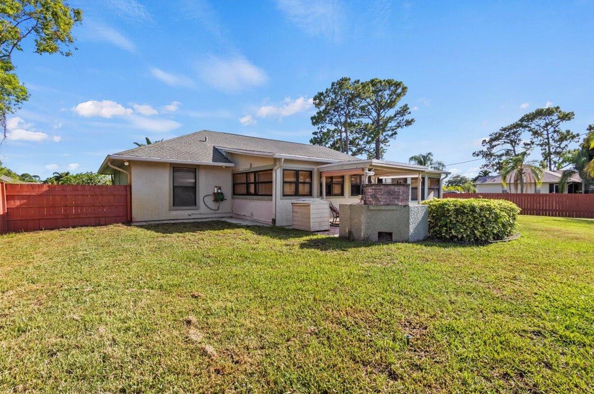 1821 Altman Ave, Fort Pierce FL  34953-1075 exterior