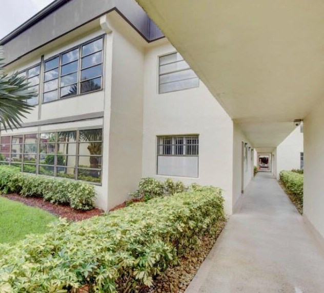 55 Capri B, Delray Beach FL  33484-7910 exterior