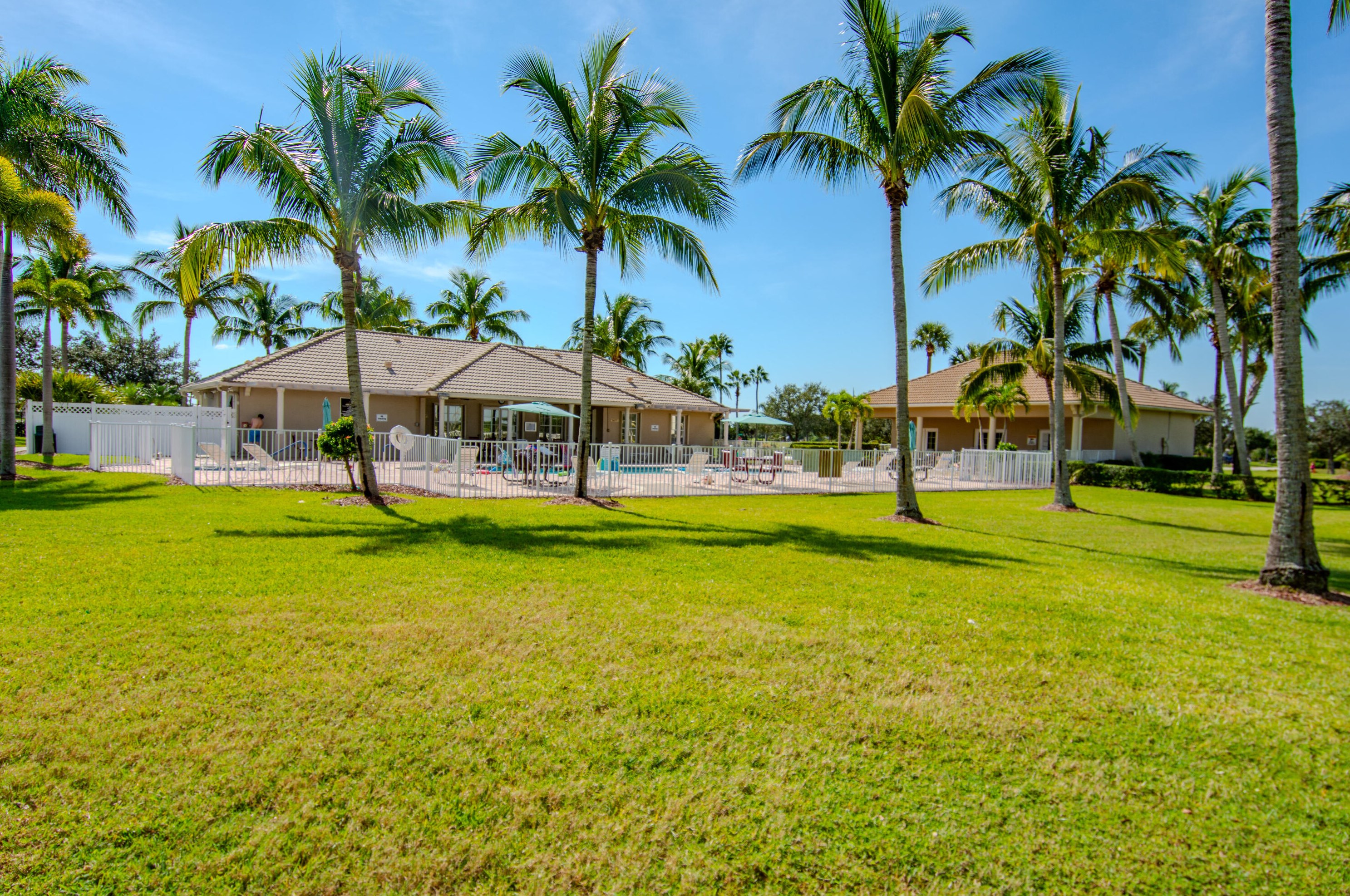 466 Dover Ct, Fort Pierce FL  34983-3414 exterior