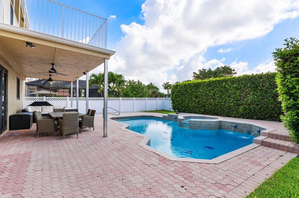 9160 Picot Ct, Boynton Beach FL 33472-2466 exterior