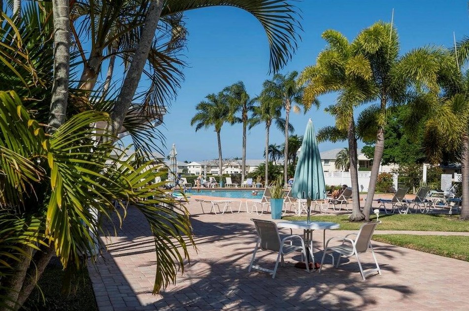 428 Grove Isle Cir, Vero Beach FL  32962-8505 exterior