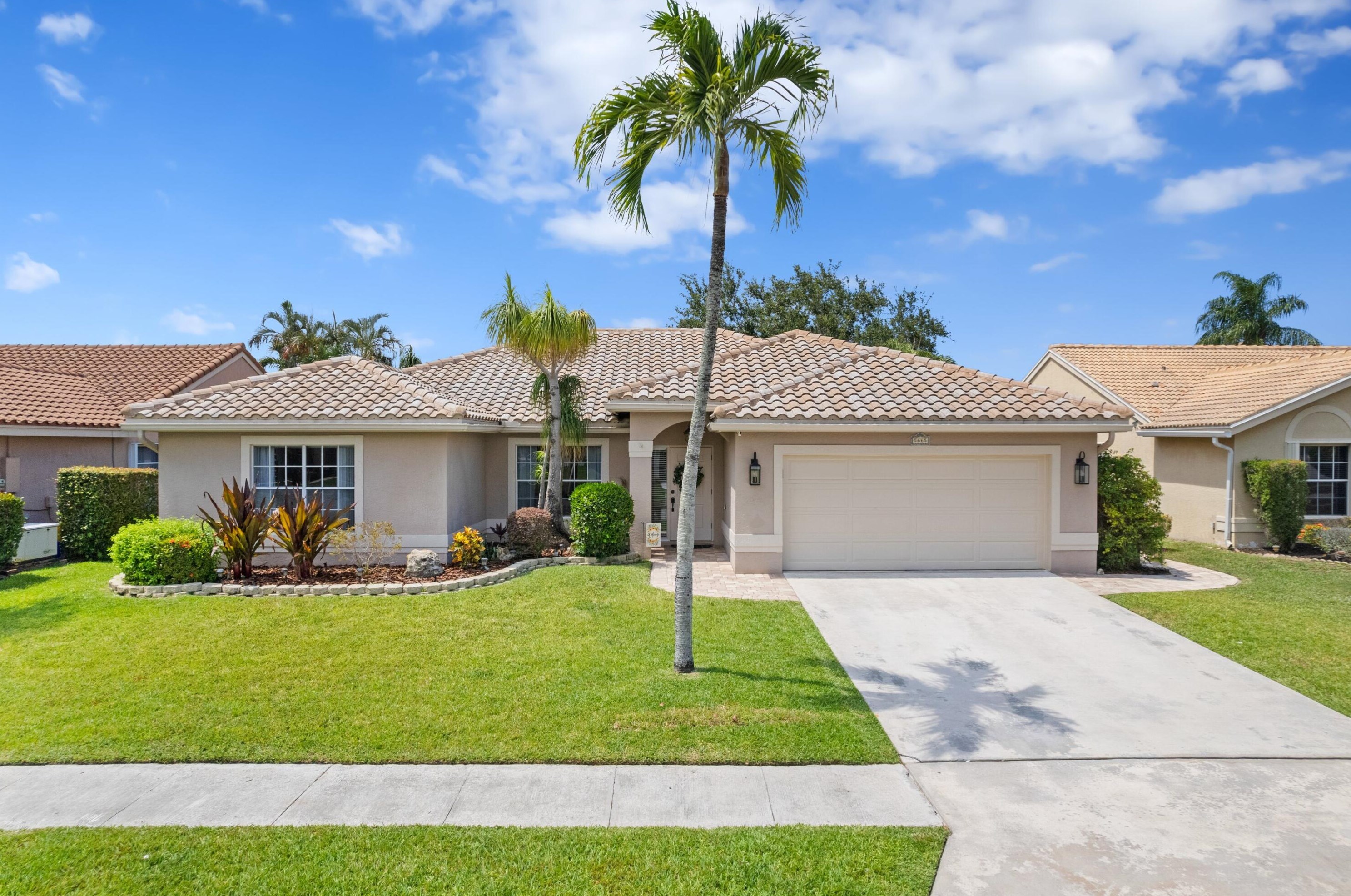 5665 Descartes Cir, Boynton Beach FL 33472-2427 exterior