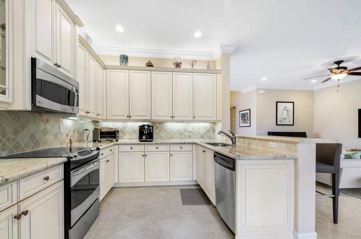 9057 Meridian View Isle, Boynton Beach FL  33473-4808 exterior