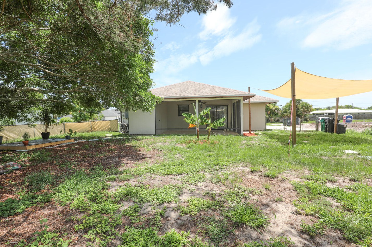 814 Del Rio Blvd, Fort Pierce FL  34953-1979 exterior