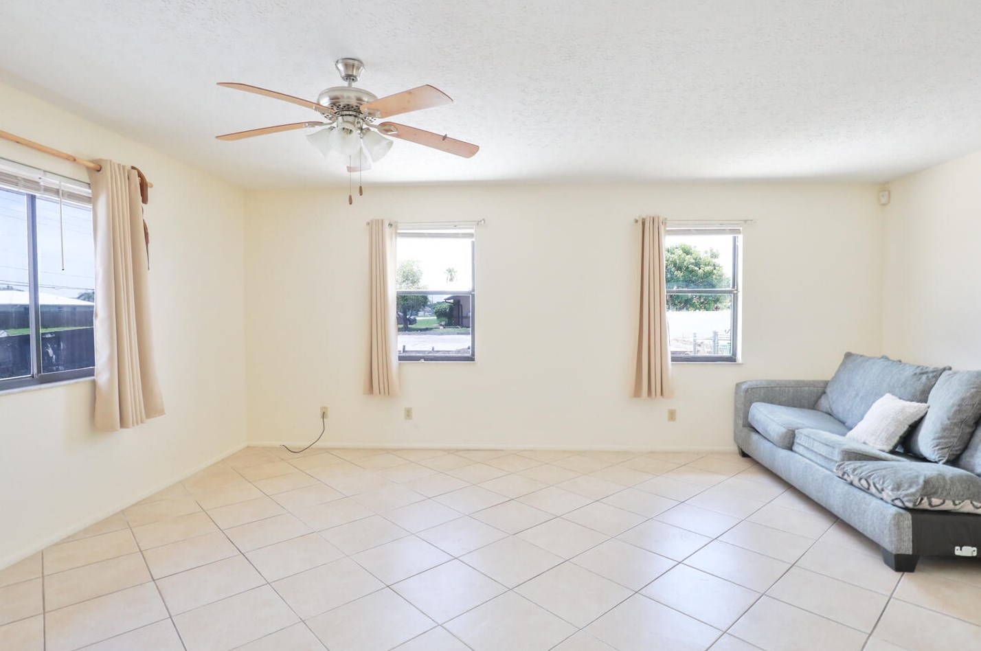 814 Del Rio Blvd, Fort Pierce FL  34953-1979 exterior