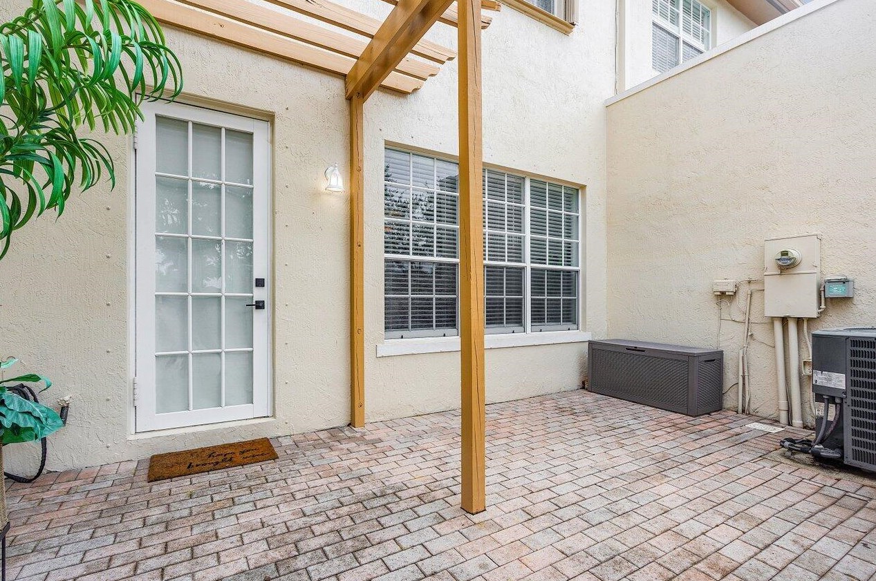 608 24th Ave, Boynton Beach FL  33426-8788 exterior