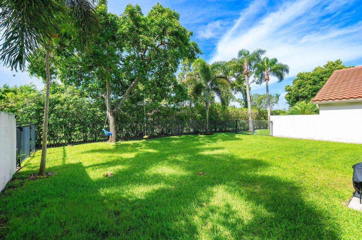 10496 Lexington Cir, Boynton Beach FL  33436-4555 exterior