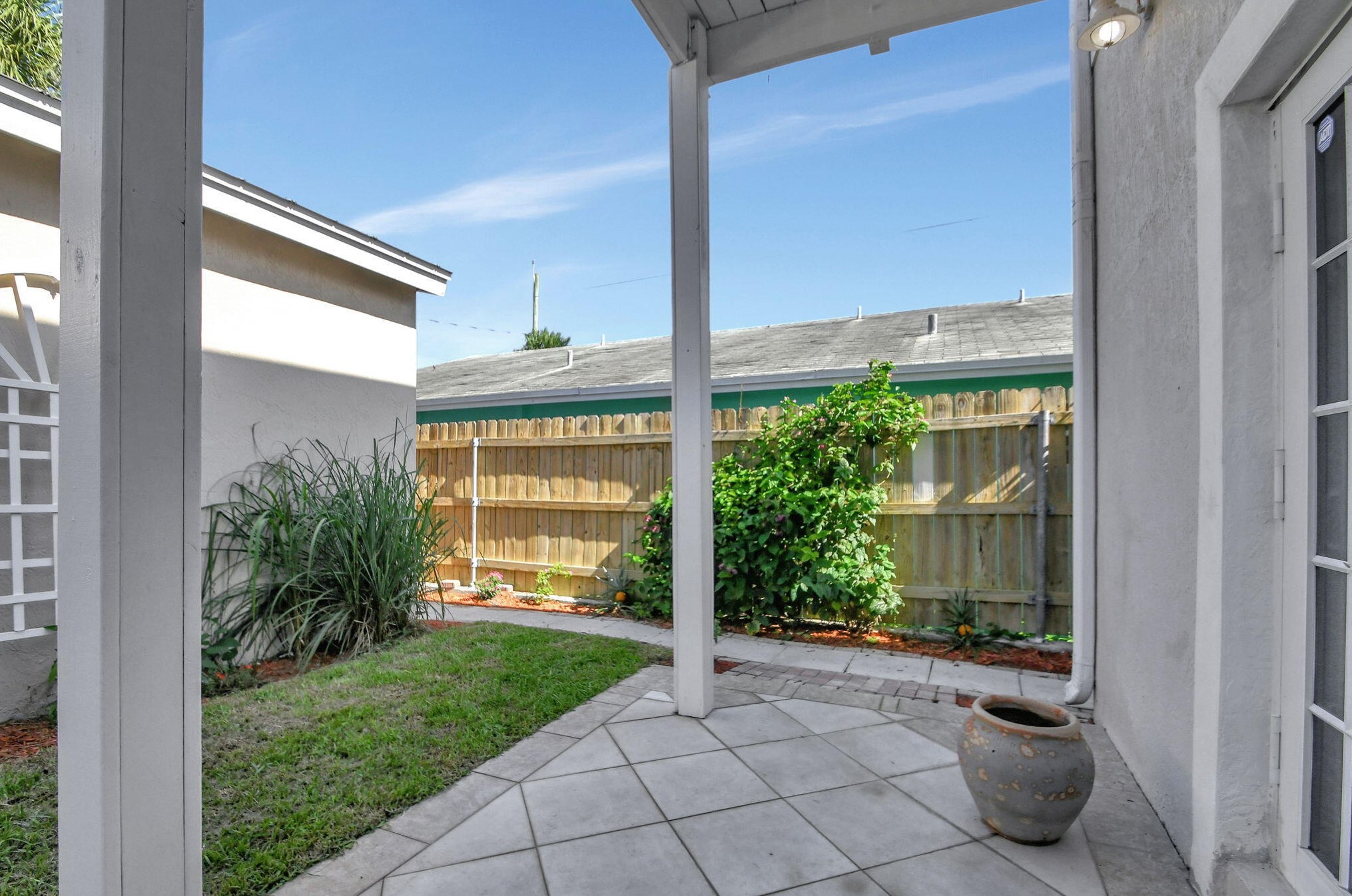 918 Federal Hwy, Lake Worth FL 33460-2656 exterior