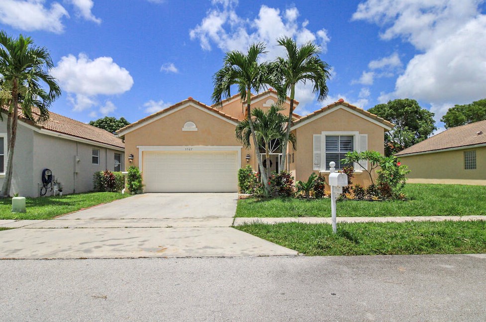 9567 Lago Dr, Boynton Beach FL  33472-2753 exterior