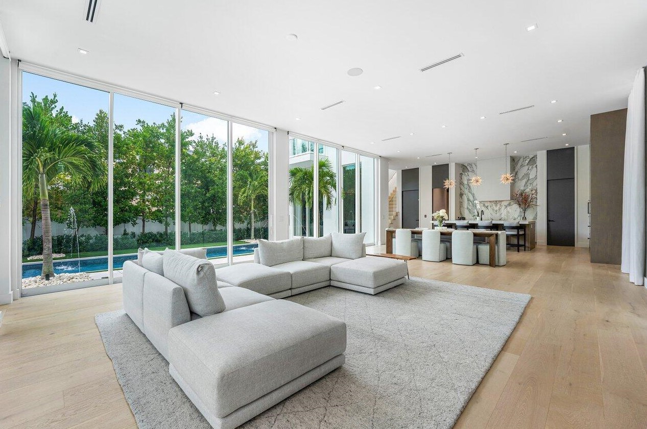 132 7 Ave, Delray Beach FL 33483-5244 exterior