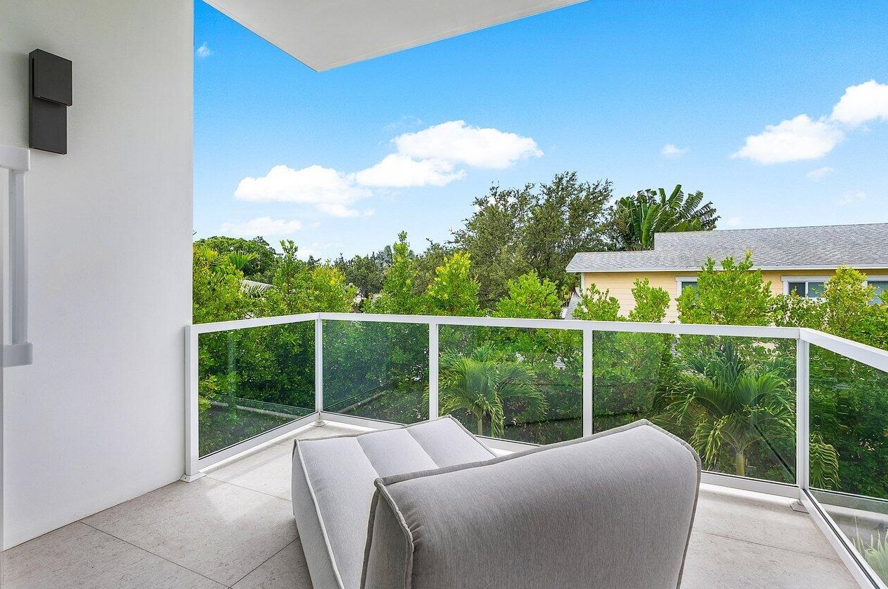 132 7 Ave, Delray Beach FL 33483-5244 exterior