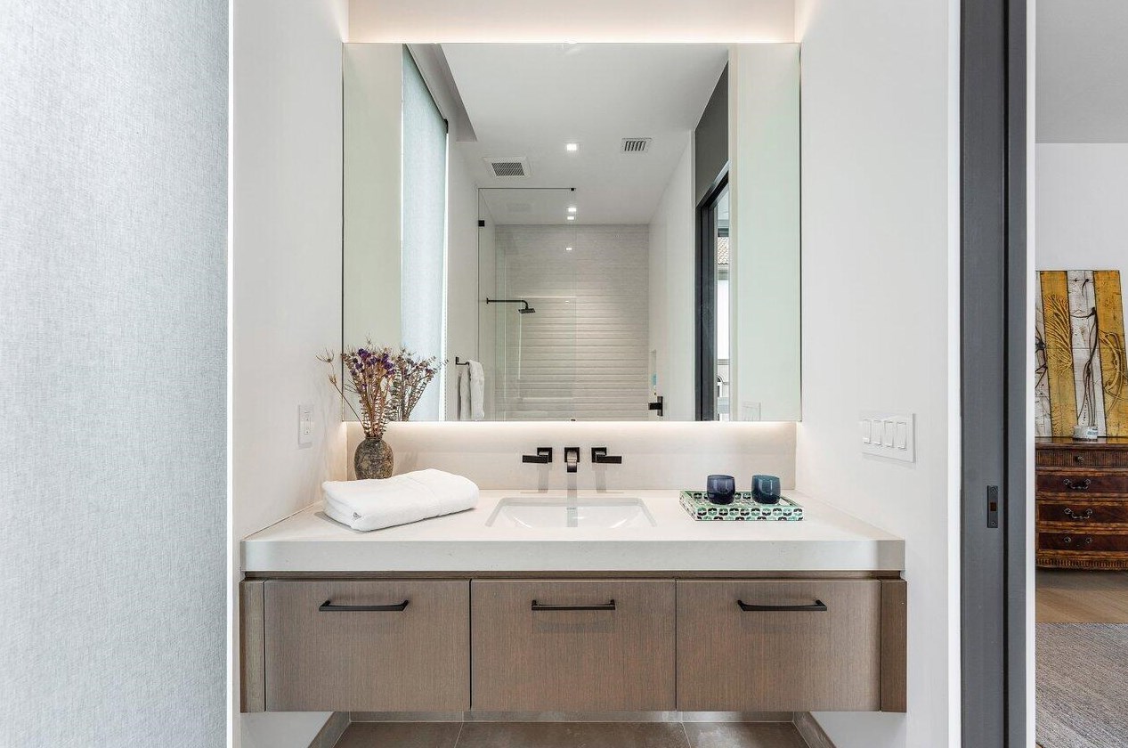 132 7 Ave, Delray Beach FL 33483-5244 exterior