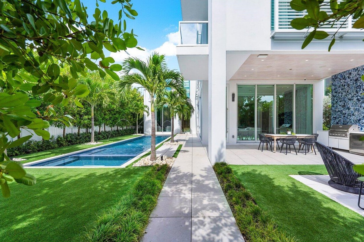 132 7 Ave, Delray Beach FL 33483-5244 exterior