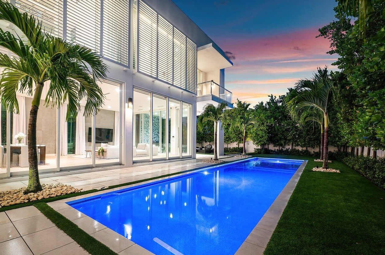 132 7 Ave, Delray Beach FL 33483-5244 exterior