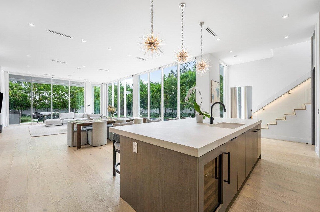 132 7 Ave, Delray Beach FL 33483-5244 exterior