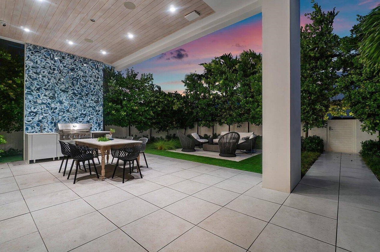 132 7 Ave, Delray Beach FL 33483-5244 exterior