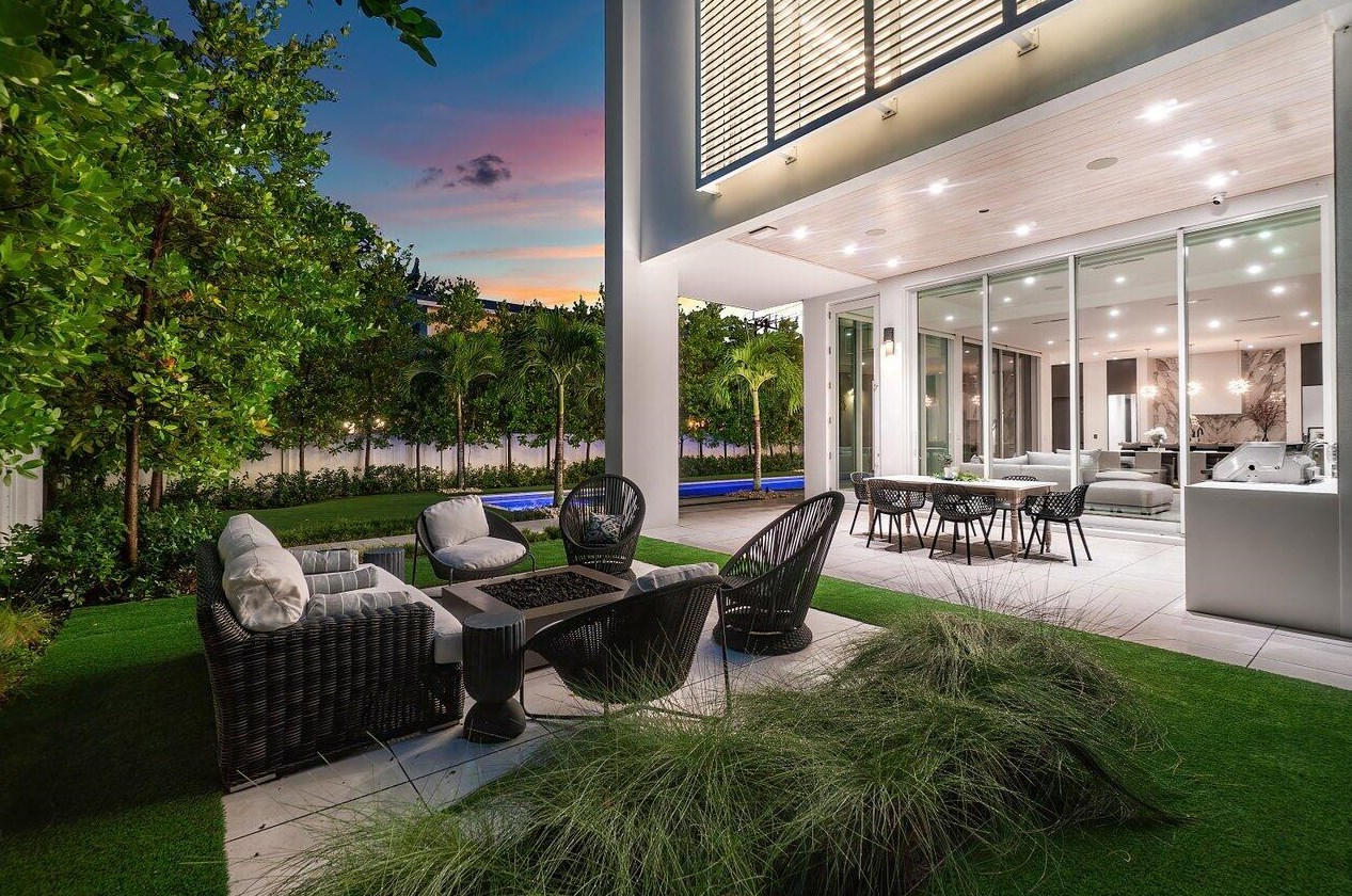 132 7 Ave, Delray Beach FL 33483-5244 exterior