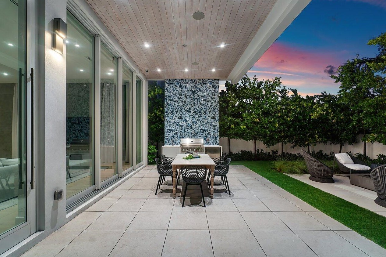 132 7 Ave, Delray Beach FL 33483-5244 exterior