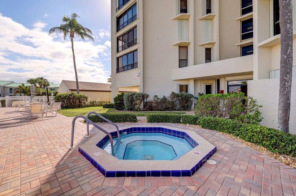 2400 Ocean Dr, Fort Pierce FL 81111-8018 exterior