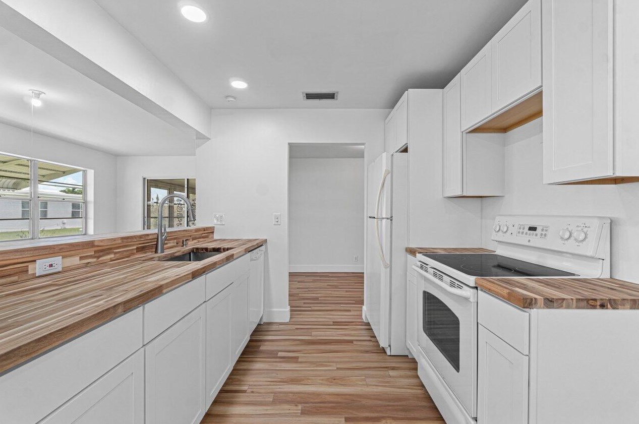 2397 11th Ave, Boynton Beach FL  33426-5317 exterior