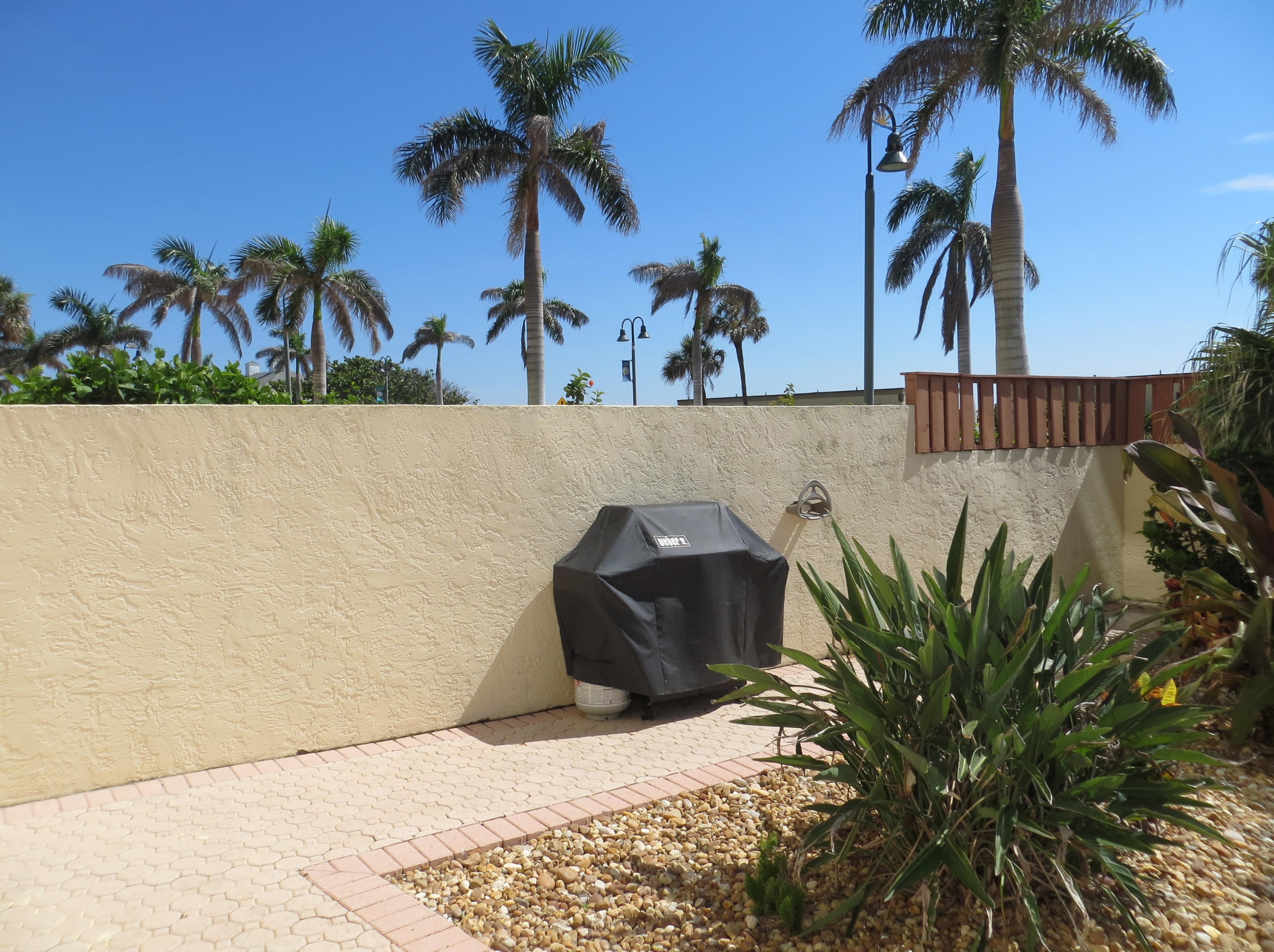 355 Ocean Dr, Fort Pierce FL  34949-3251 exterior