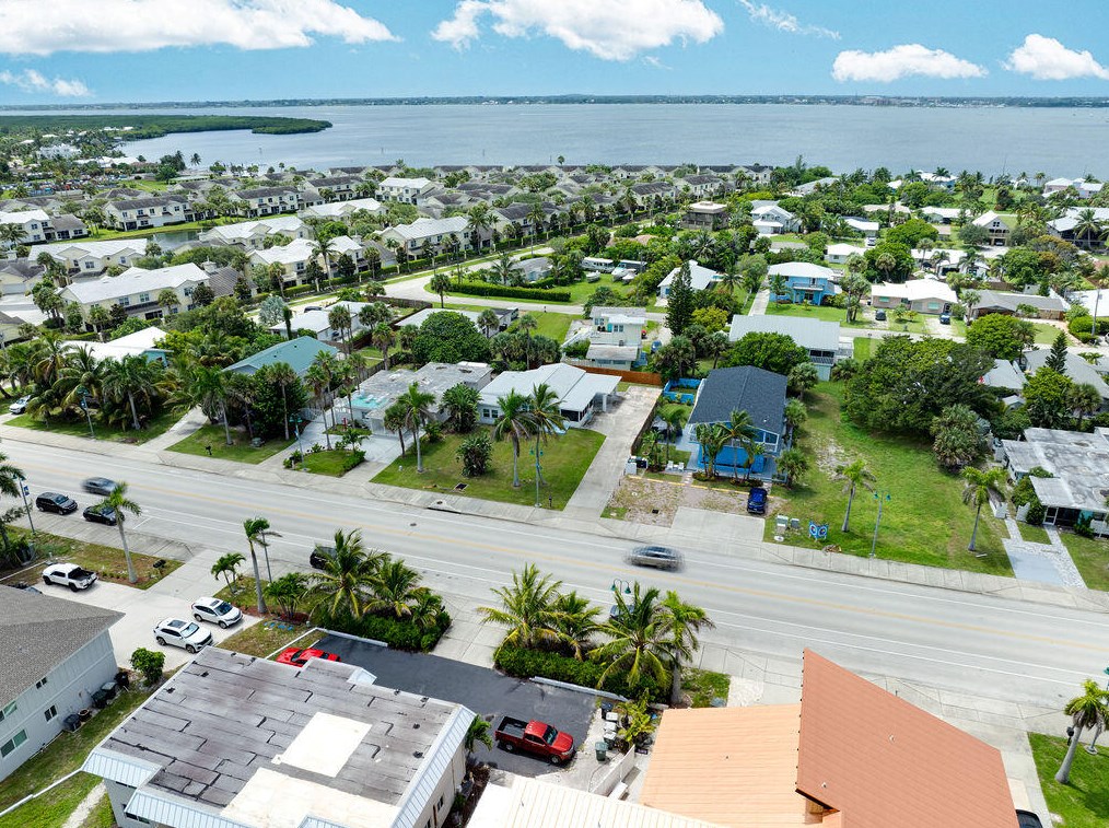 1117 Ocean Dr, Fort Pierce FL 34949-3358 exterior