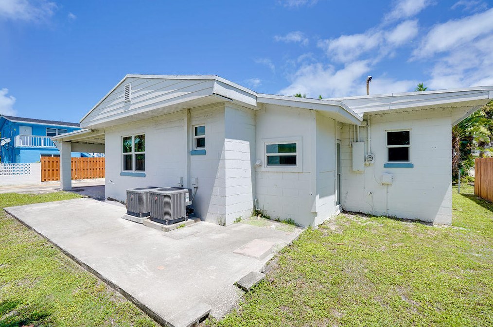 1117 Ocean Dr, Fort Pierce FL 34949-3358 exterior