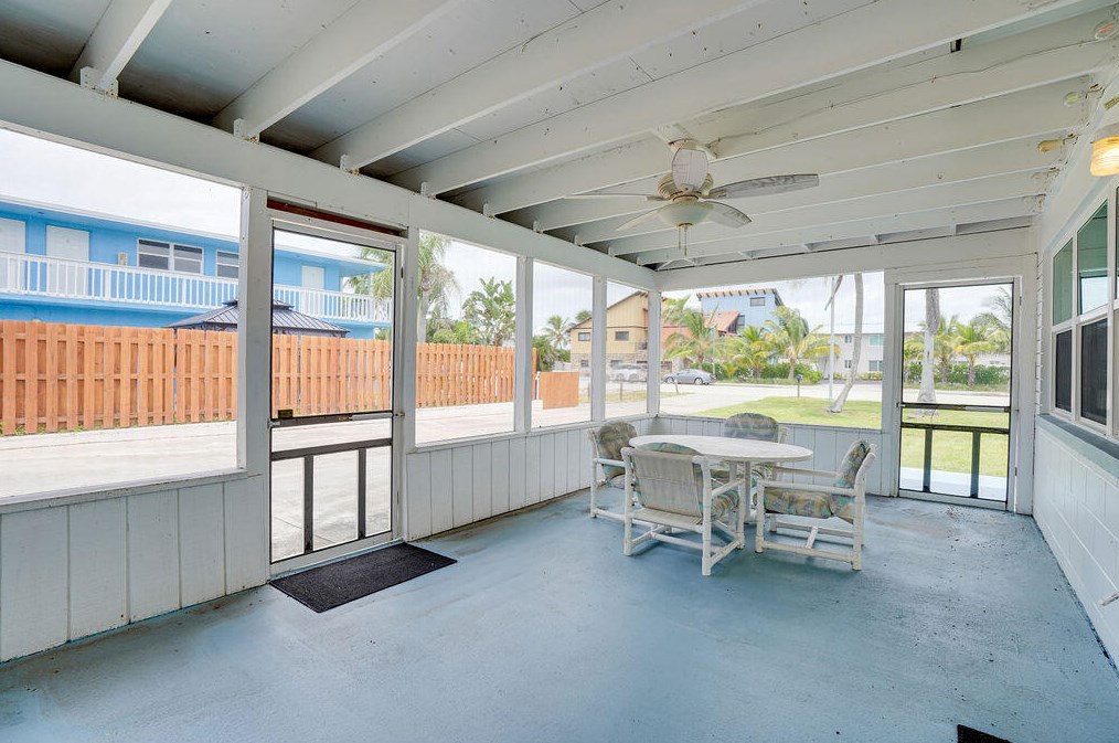 1117 Ocean Dr, Fort Pierce FL 34949-3358 exterior