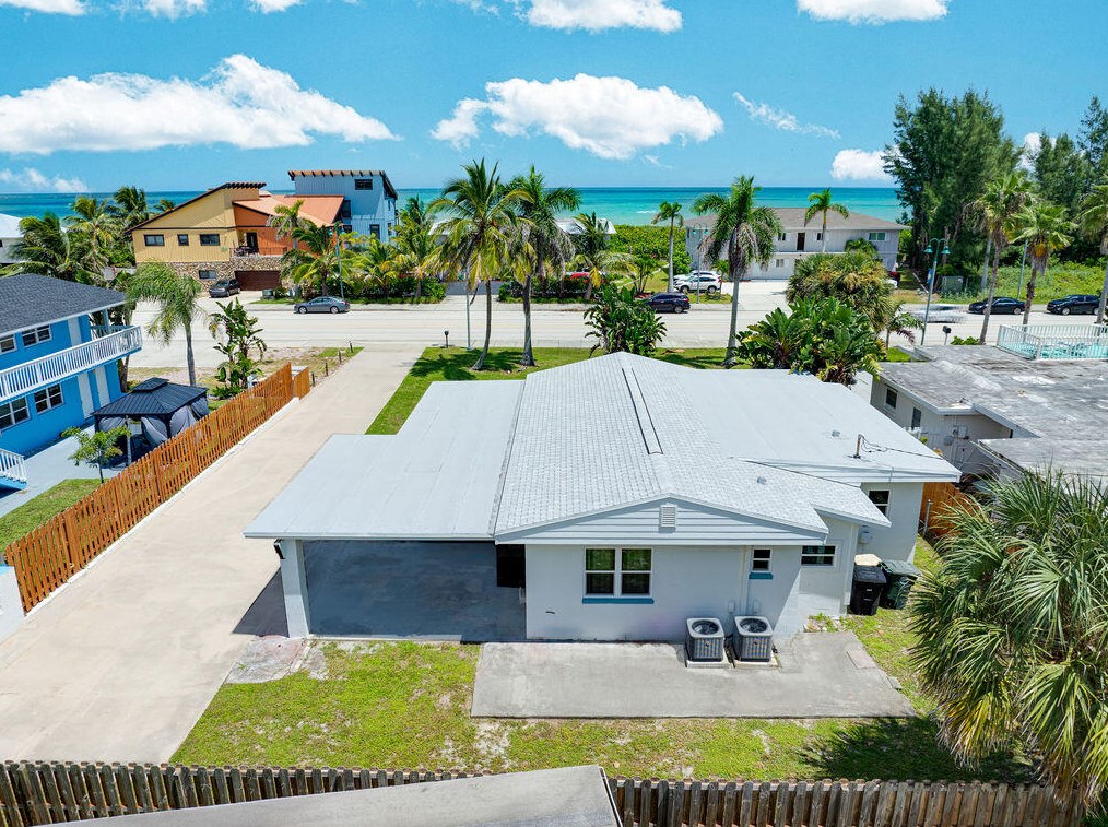 1117 Ocean Dr, Fort Pierce FL 34949-3358 exterior