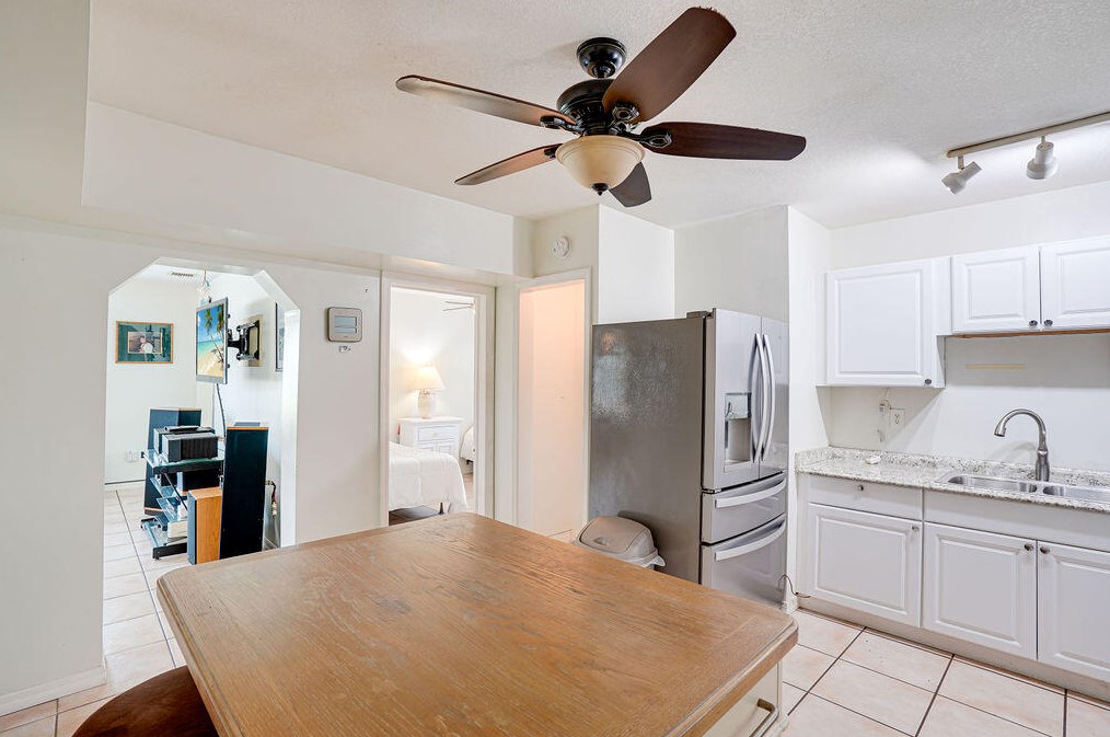 1117 Ocean Dr, Fort Pierce FL 34949-3358 exterior