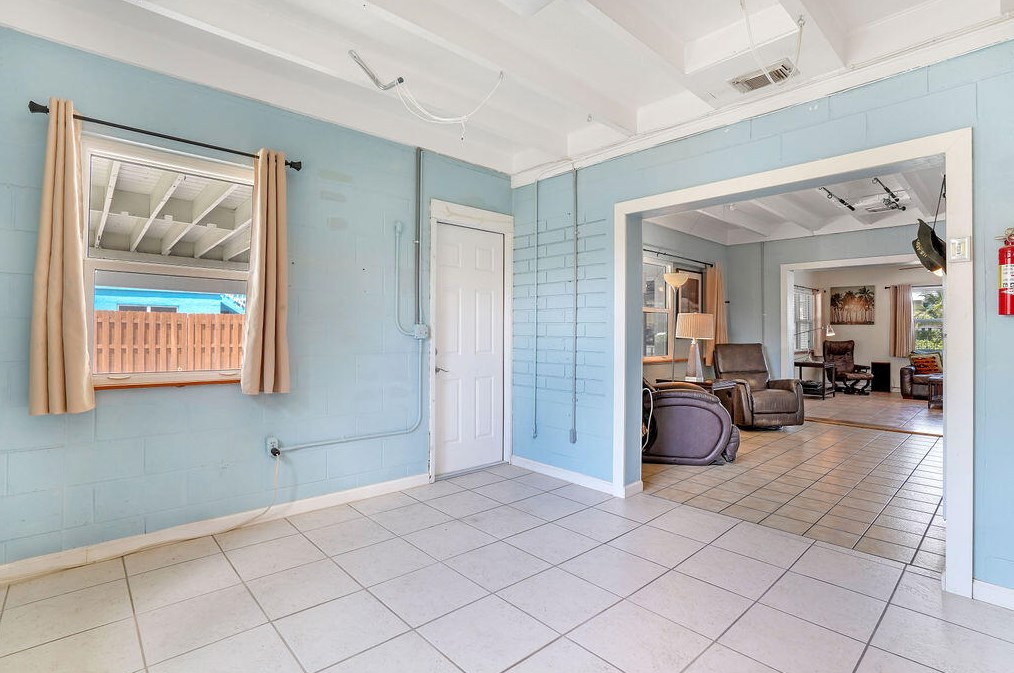 1117 Ocean Dr, Fort Pierce FL 34949-3358 exterior