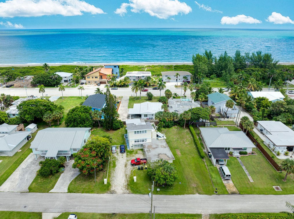 1117 Ocean Dr, Fort Pierce FL 34949-3358 exterior