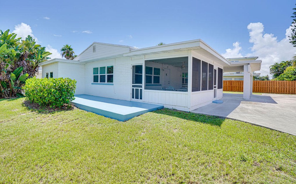 1117 Ocean Dr, Fort Pierce FL 34949-3358 exterior