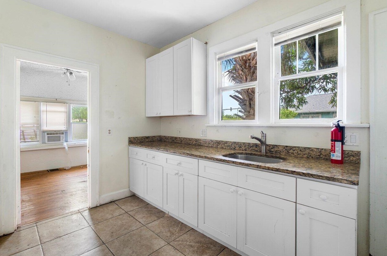 402 Federal Hwy, Lake Worth FL 33460-4641 exterior