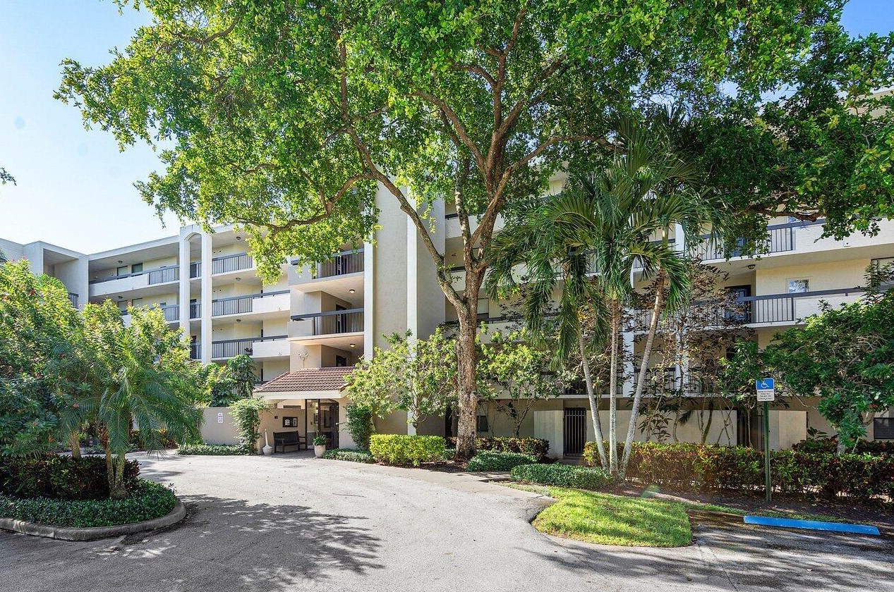 820 Lavers Cir, Delray Beach FL  33444-7848 exterior