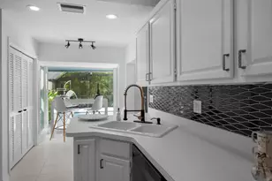 2252 Las Casitas Dr, Wellington, FL 33414 - Photo 15