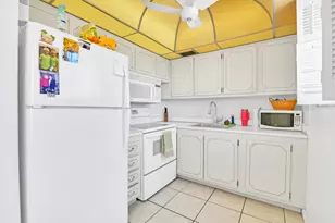 700 Village Green Ct, Palm Springs, FL 33461 - Photo 7