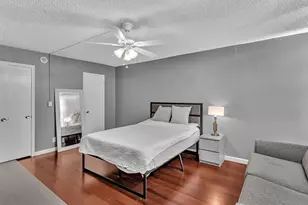 137 Golden Isles Dr, Hallandale Beach, FL 33009 - Photo 15