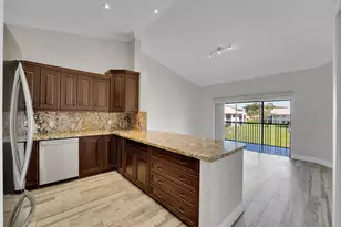 704 Freedom Ct, Deerfield Beach, FL 33442 - Photo 5