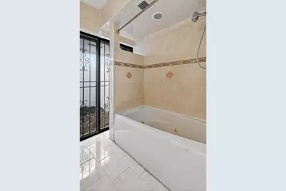 19811 W Oakmont Drive, Hialeah, FL 33015 - Photo 21