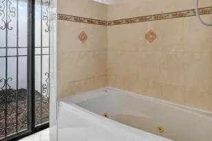 19811 W Oakmont Dr, Hialeah, FL 33015 - Photo 21