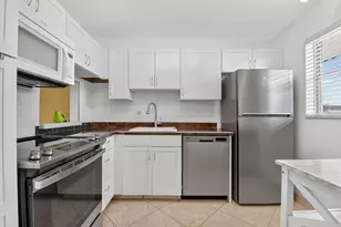 203 Oxford 100, West Palm Beach, FL 33417 - Photo 5