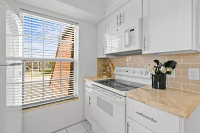 10040 Meridian Way N #206, Palm Beach Gardens, FL 33410 - Photo 11