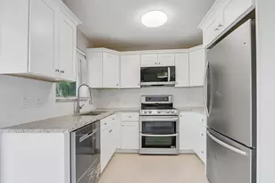 140 Village Cir, Jupiter, FL 33458 - Photo 9