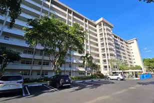 575 Oaks Ln, Pompano Beach, FL 33069 - Photo 1